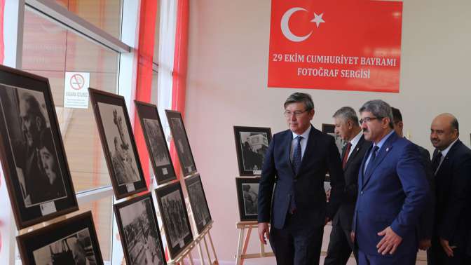 Kazak Büyükelçi, Atatürk Sergisi’ne hayran kaldı