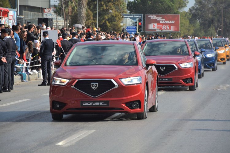 KKTC'nin 'milli'si kortejde yer aldı