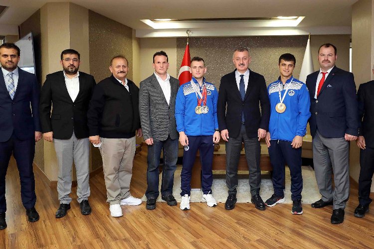 Kocaeli Büyükşehir Belediye Başkanı Büyükakın, sporcularla bir araya geldi 