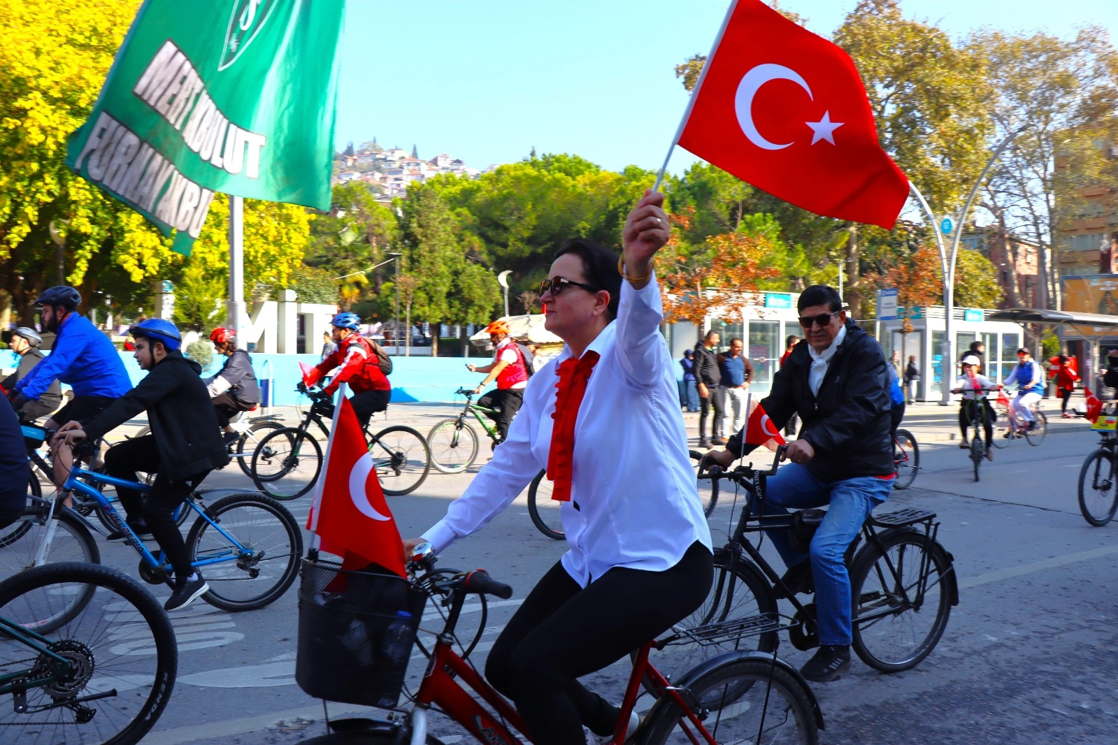 Kocaeli İzmit'te bisikletlilerden renkli kortej