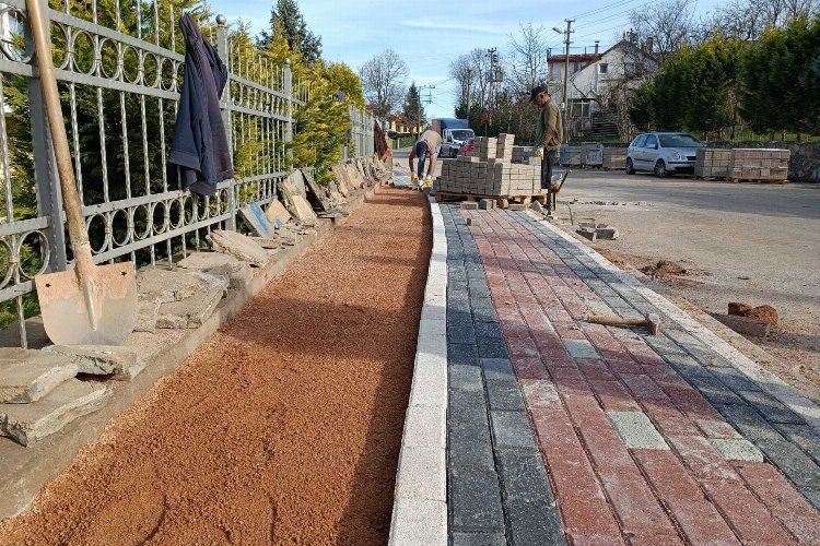 Kocaeli Kartepe'de asfaltı tamamlanan caddeye kaldırım makyajı