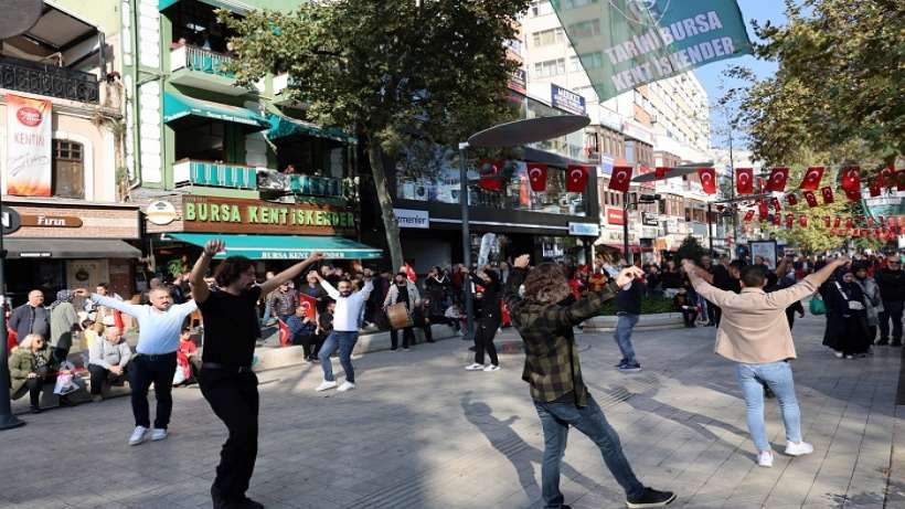 Kocaelide davul ve zurna eşliğinde zeybek gösterisi