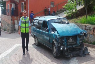 Kontrolden çıkan otomobil duvara çarptı