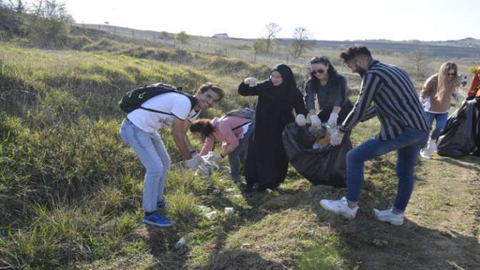 KOÜ’lü öğrenciler ‘eğlenerek’ temizledi