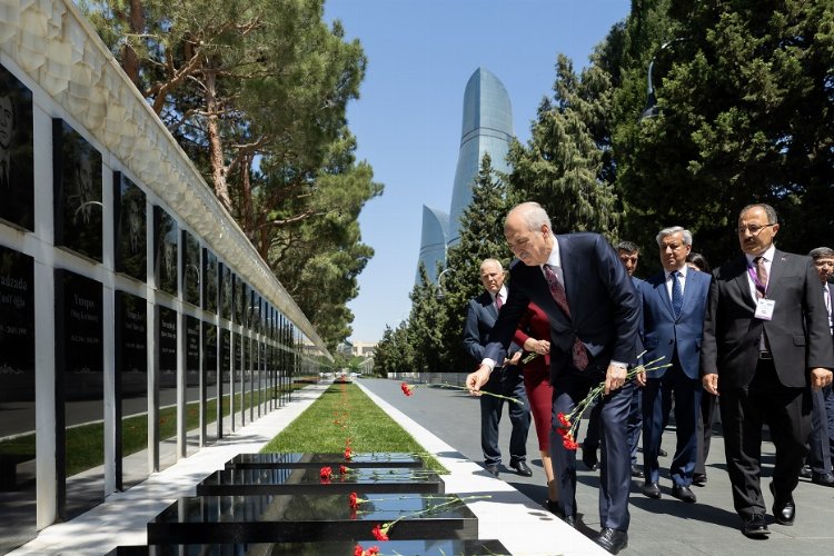 Kurtulmuş, Bakü'de şehitliği ziyaret etti