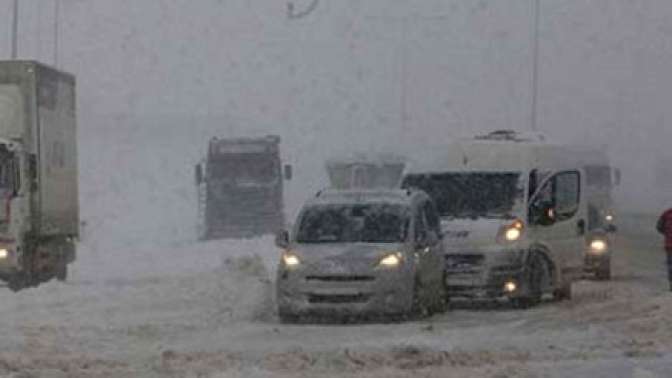 Kuzey çevre otoyolunda kar engeli ,trafik durdu