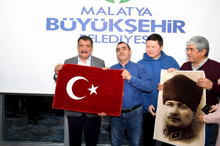 Malatya Büyükşehir Belediye Başkanı Gürkan, Kazak öğrencilerle buluştu 