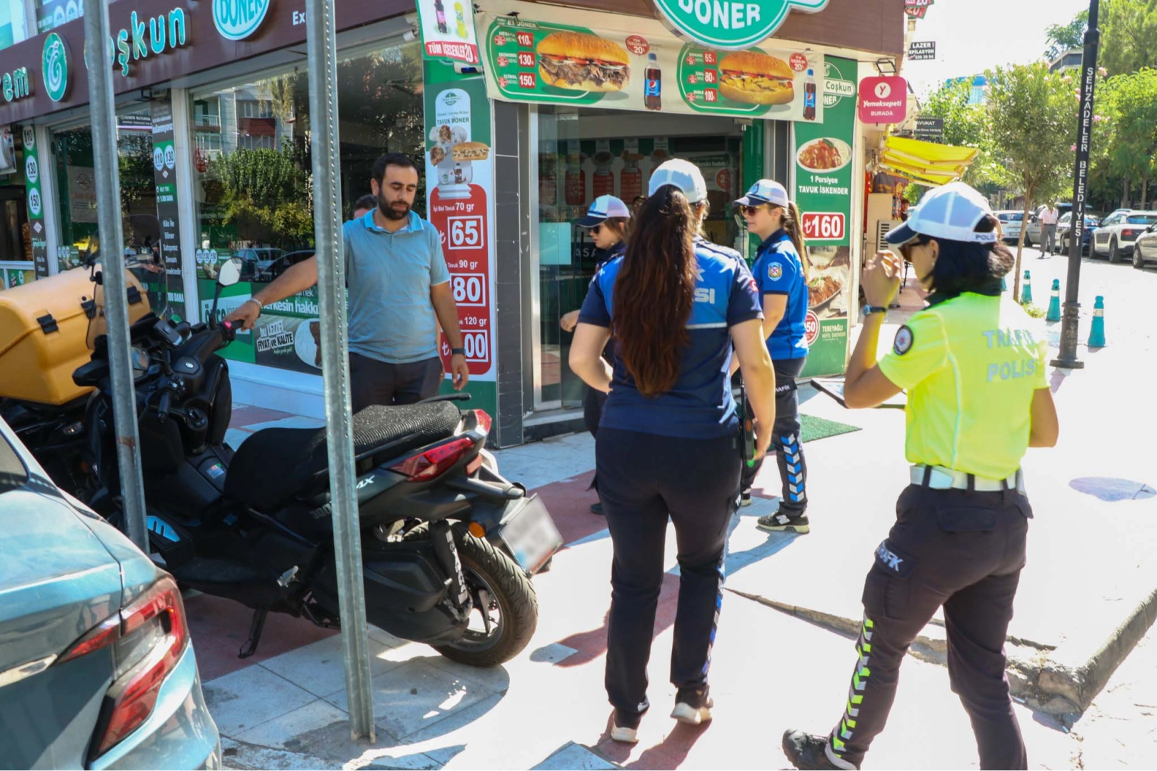 Manisa'da zabıta ekiplerinden kaldırım işgali denetimi