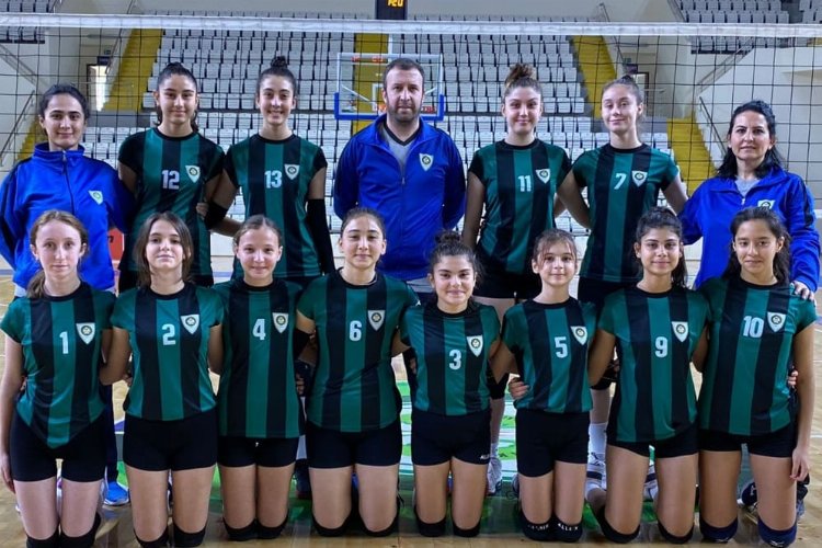 Manisa Küçük Kızlar Voleybol takımı, lige galibiyetle başladı 