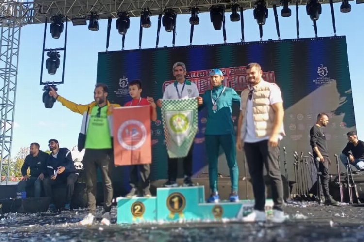 Manisalı atlet uluslararası maratonda rakiplerini geride bıraktı