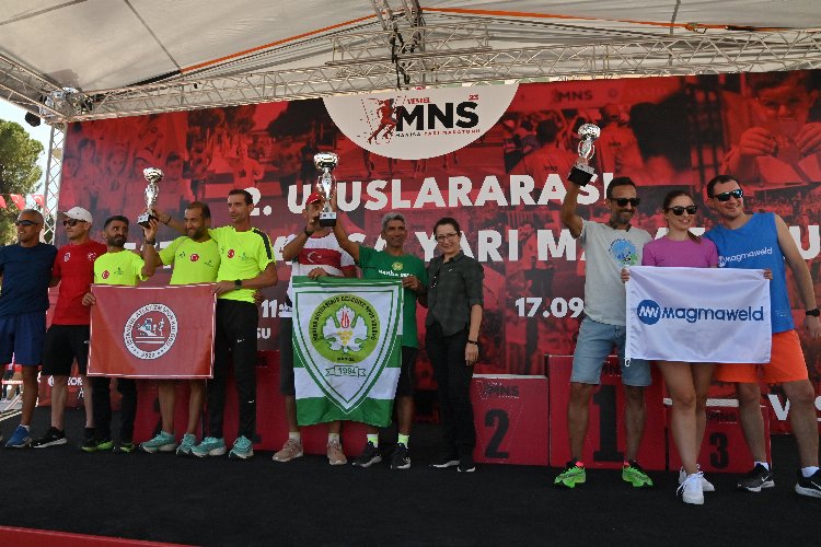 Manisalı atletler uluslararası maratonda kupa kaldırdı