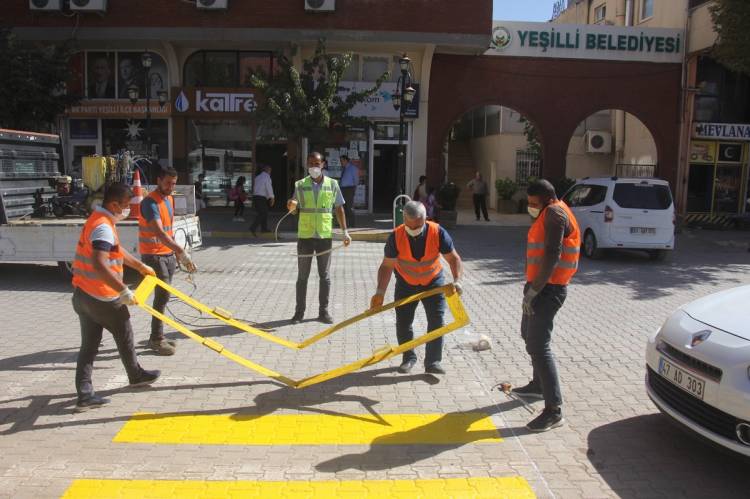 Mardin Yeşilli'de okul önü yaya geçitleri boyandı