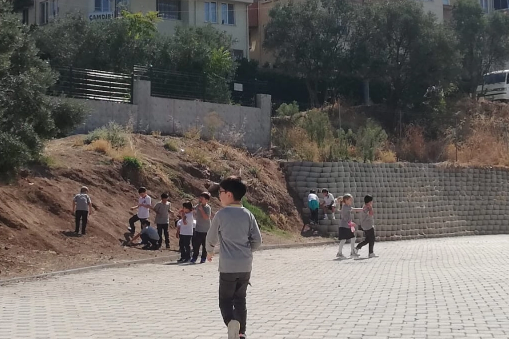 Mudanya'da yarım bırakılan bahçe duvarı öğrenciler için tehlike oluşturuyor