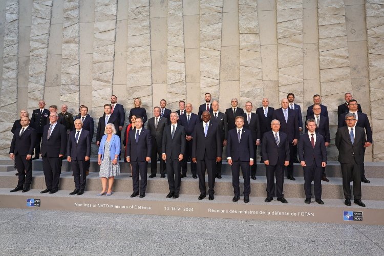 NATO'da geleneksel aile fotoğrafı