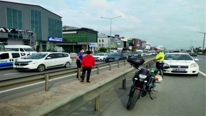 Otomobilin çarptığı motosiklet sürücüsü yaralandı