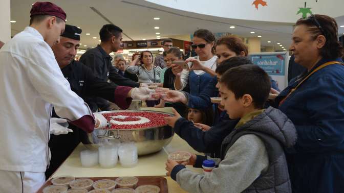 Özdilek’ten misafirlerine aşure dağıtı