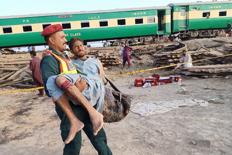 Pakistan'da bombalı saldırı! Tren raydan çıktı...