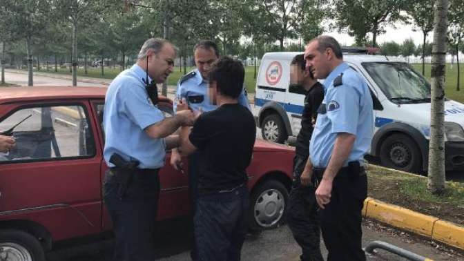 Para sayarken polise yakalandılar