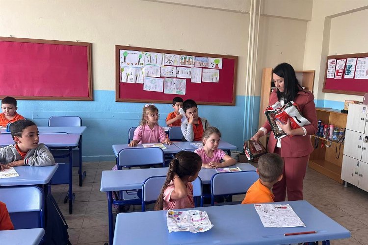 Pazaryeri'de yeni öğrencilerin ilk hediyesi Başkan Tekin'den