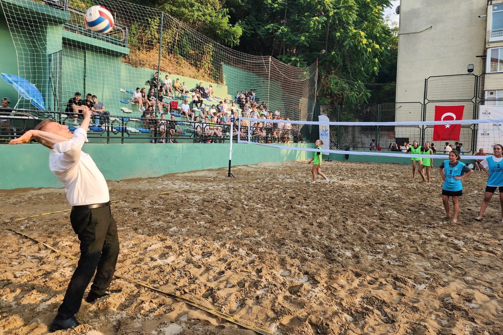 Plaj voleybolu turnuvası bu yıl rekor katılımla başladı