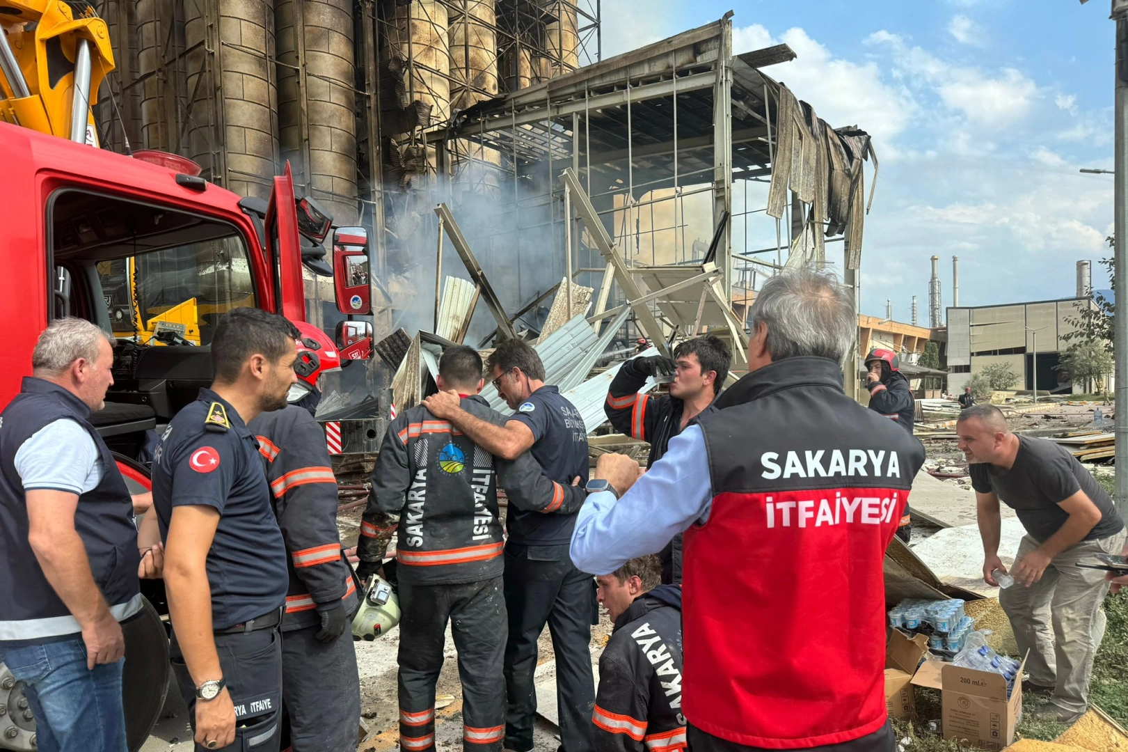 Sakarya makarna fabrikasında patlama! Yangın kontrol altında