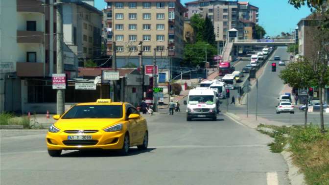 Servis aracıları İsrail zulmünü kınamak için konvoy oluşturdu