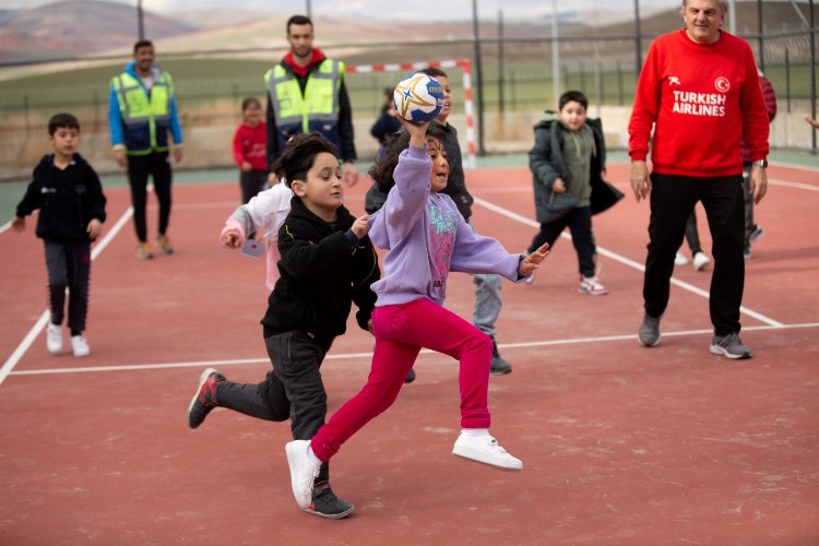 THF'nin gönüllü ekibinden çocuklara hentbol dersi