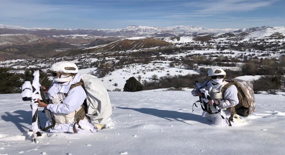 Erzincan Kemah'ın karlı dağlarında Komando Marşı