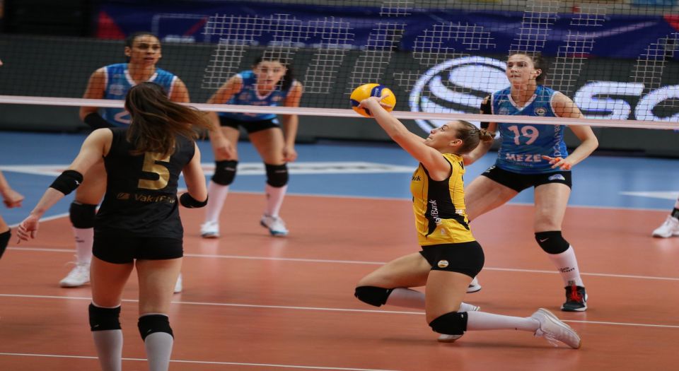 Vakıfbank deplasmanda set vermeden kazandı