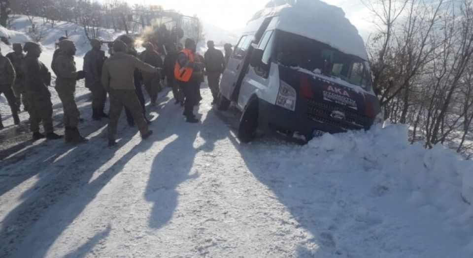 Siirt'te güvenlik korucuları taşıyan minibüs kaydı!