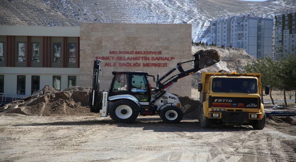 Kayseri Melikgazi'de Tınaztepe Aile Sağlığı Merkezi'nde çevre düzenlemesi başladı