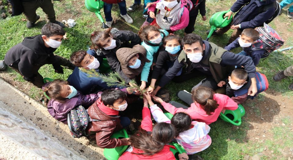 Derikli öğrencilerden okul bahçesine fidan