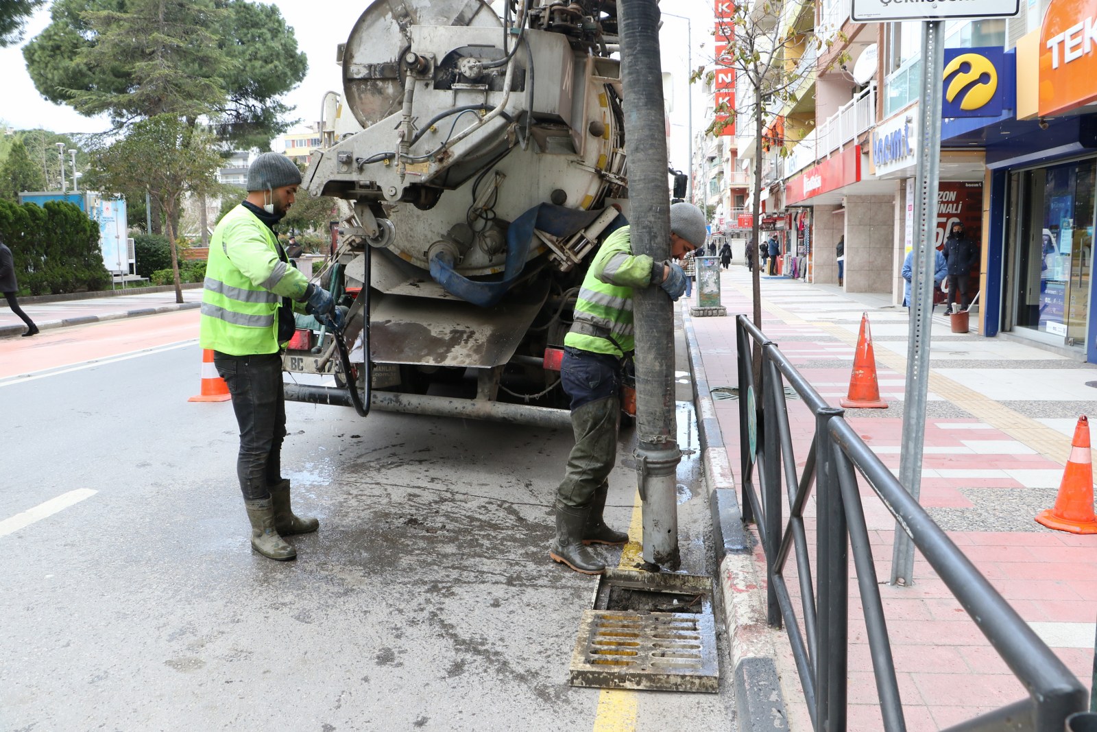 Manisa'da yağmur suyu ızgaraları temizleniyor