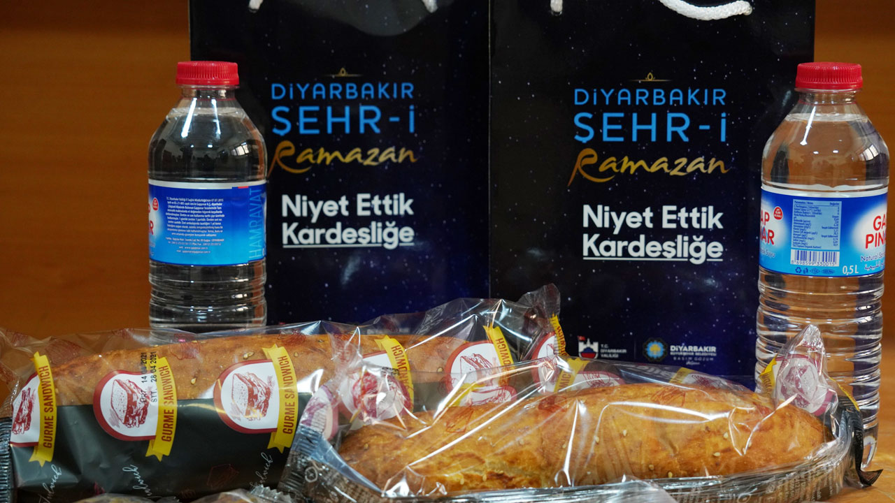 Diyarbakır 'niyet ettik paylaşmaya' diyerek her gün 3 bin iftariyelik dağıtıyor