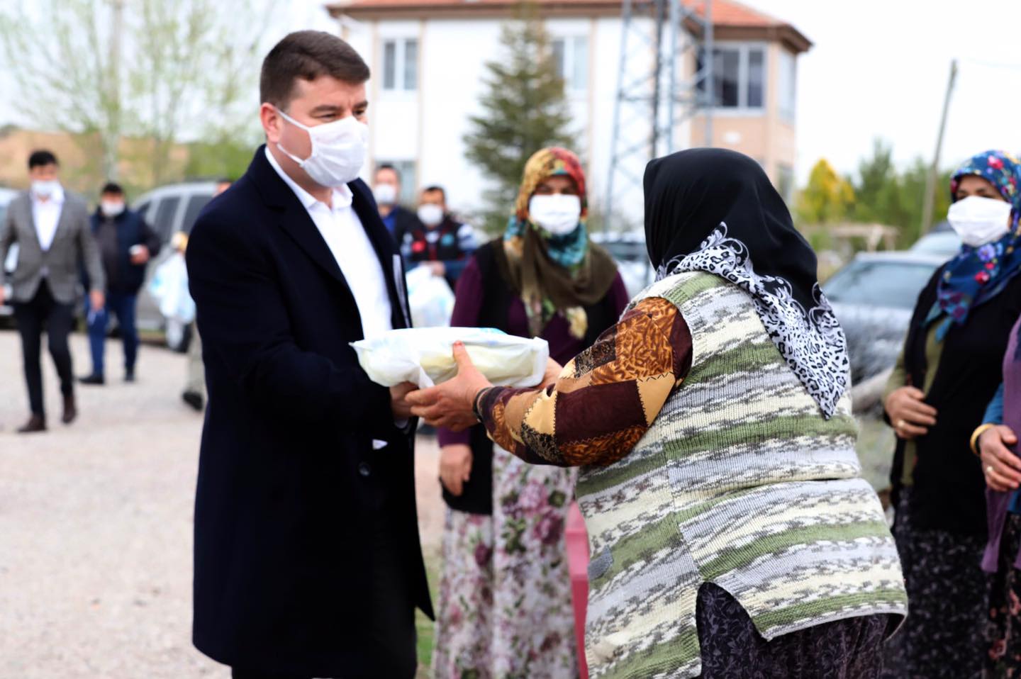 Aksaraylıya tahinli pideleri kendi elleriyle dağıttı