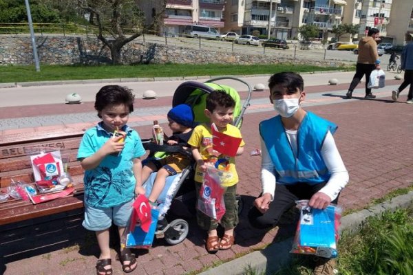 Bursa'da Gemlik Ülkü Ocakları'ndan çocuklara 23 Nisan hediyesi