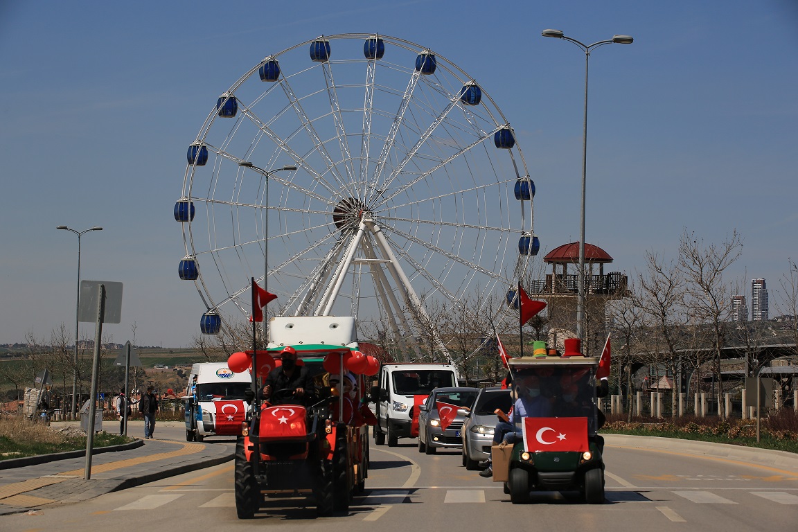 23 Nisan coşkusu Gölbaşı'nda balkonlara sığmadı