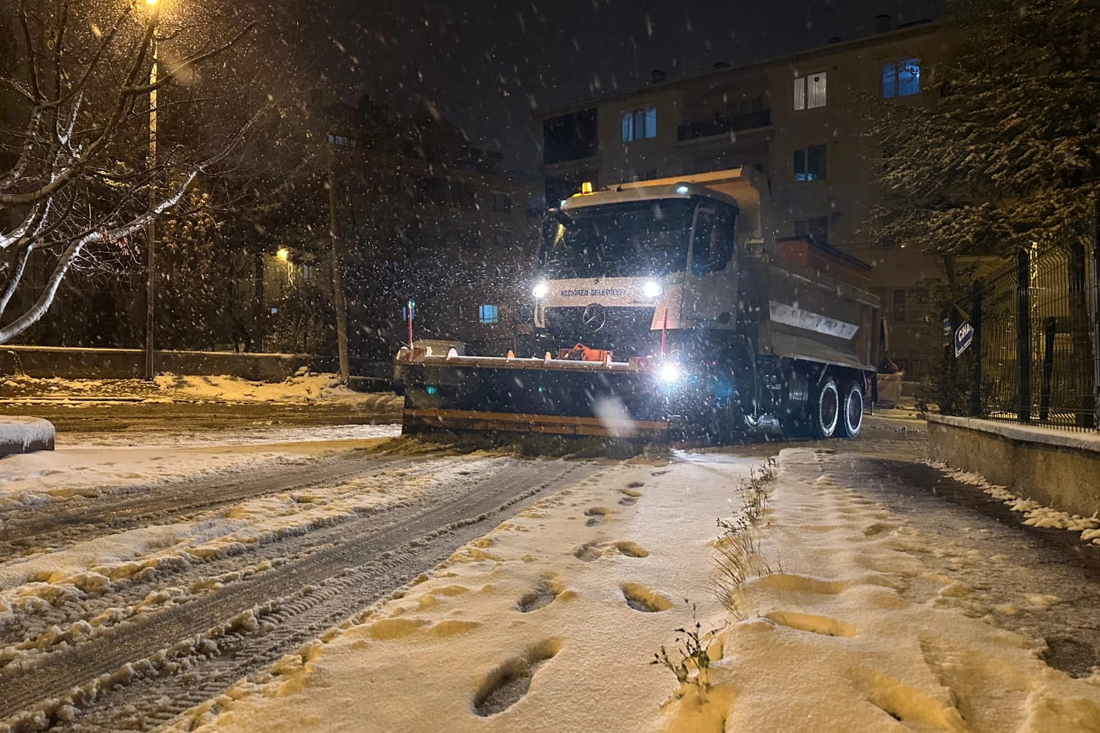 Ankara Keçiören'de ekipler yolları tuzlamaya devam