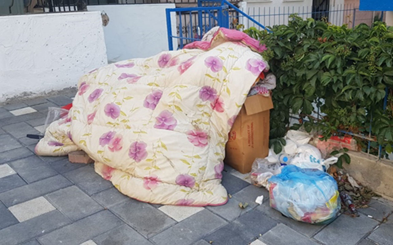 Aydın Didim’de sokağa atılan yaşlı adam Başkan Atabay sahip çıktı