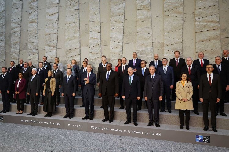 Bakan Akar'dan karargâhta 'aile' fotoğrafı