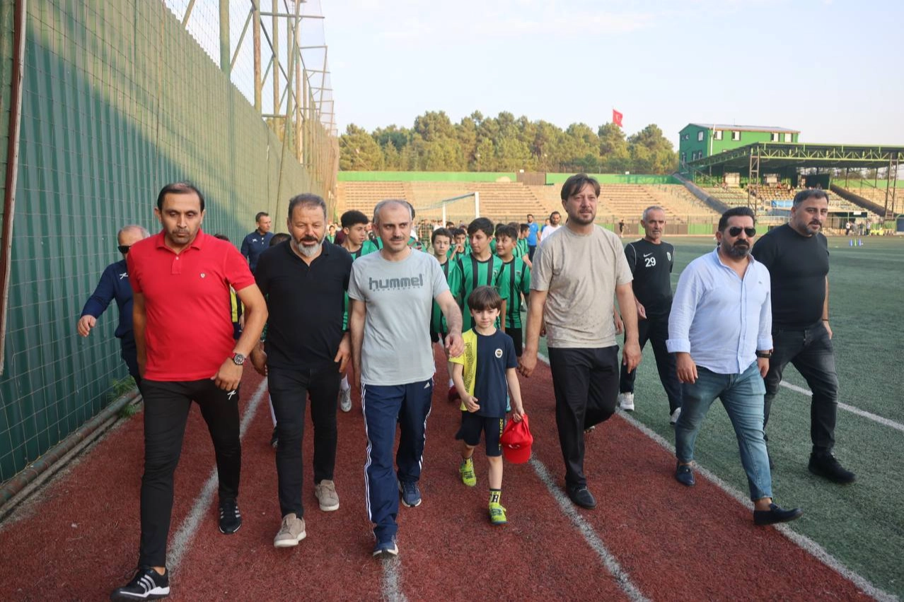 Başkan Çiftçi, minik sporcular ve aileleriyle birlikte spor yaptı