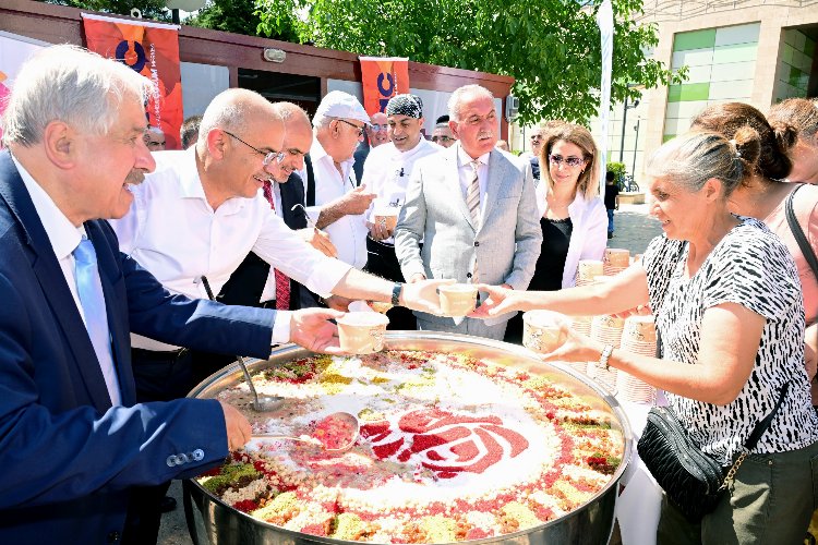 Başkan Sami Er, aşure dağıtım programında vatandaşlarla buluştu