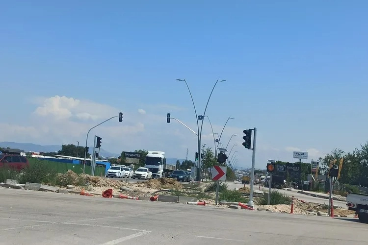 Bitmeyen Çalı Kavşağı trafikte zor anlara neden oluyor