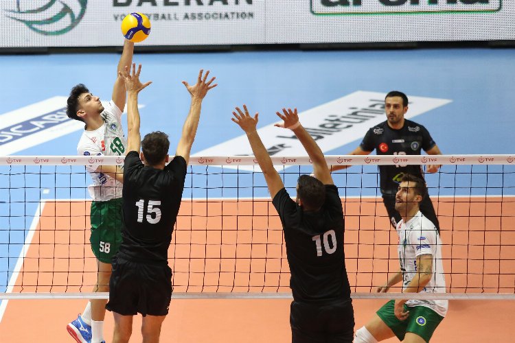 Bursa Büyükşehir voleybolcuları Balkan Kupası'na galibiyetle başladı