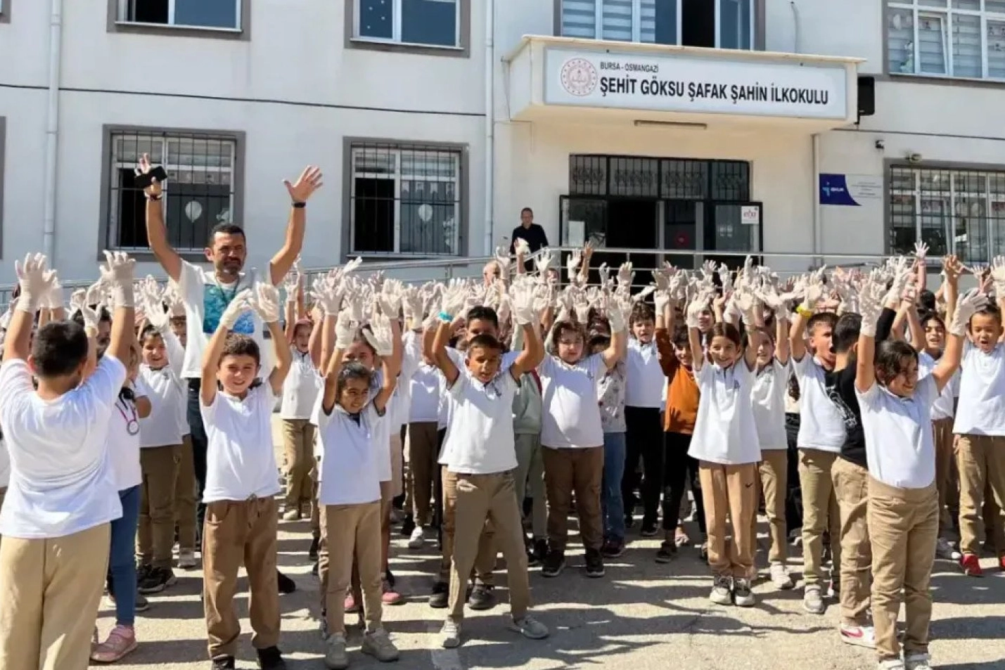 Bursa'da ilkokul öğrencilerinden temizlik farkındalığı