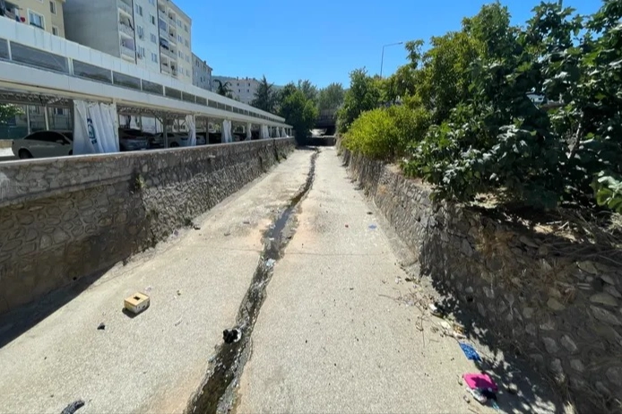 Bursa'da kuruyan dere kötü koku yayıyor