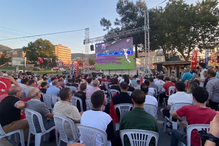 Bursa'da milli heyecana 'dev' coşku