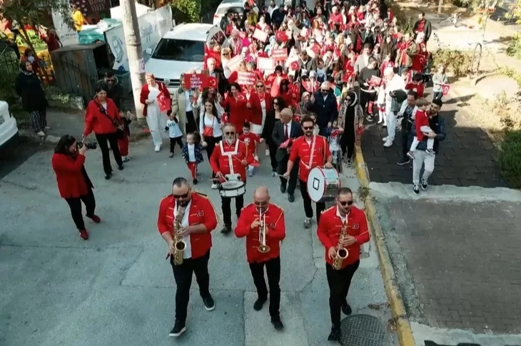 Bursa’da miniklerden Cumhuriyet yürüyüşü