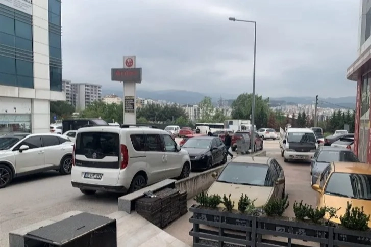 Bursa'da park halindeki araçlar ambulans ve itfaiyelere engel oluyor