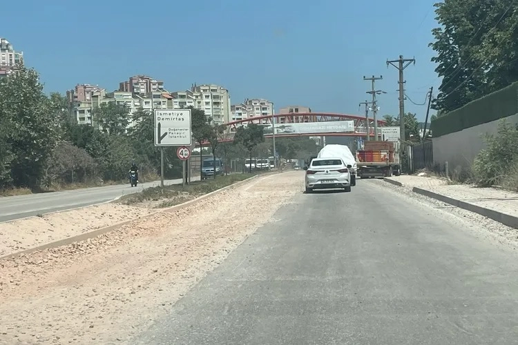 Bursa'da uyarı levhasız yol çalışması sürücüleri isyan ettiriyor